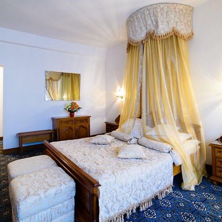 Hotel Decebal Bacău Екстериор снимка